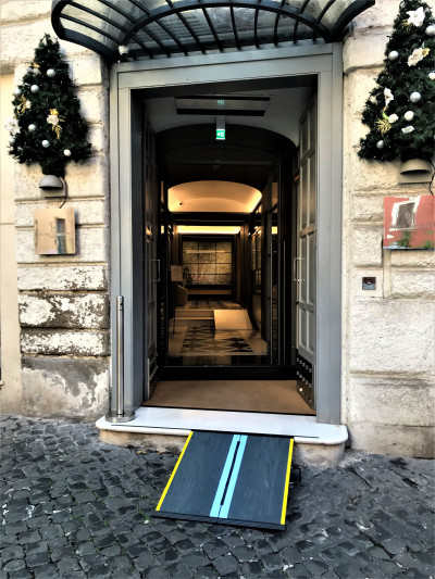 Access to the hotel is from the sidewalk. There is a mobile ramp and 2 sets of doors.
