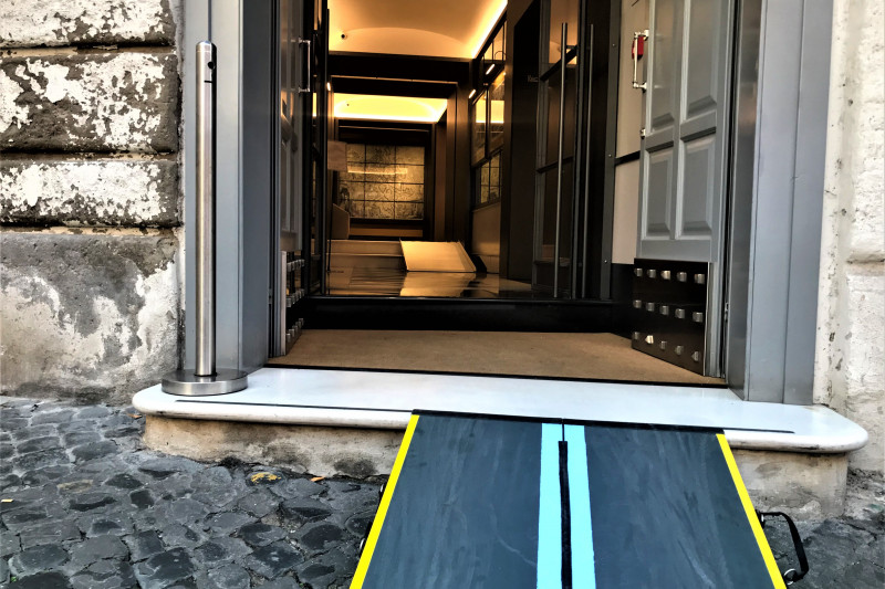 Access to the hotel is from the sidewalk. There are 2 sets of mobile ramps and 2 sets of doors.