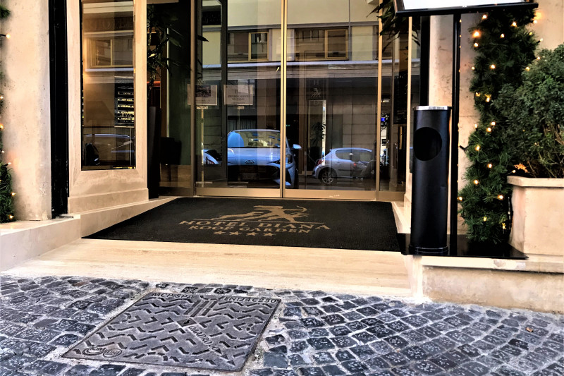 Access to the hotel is through automatic sliding doors. There is a gentle slope up to the doors.