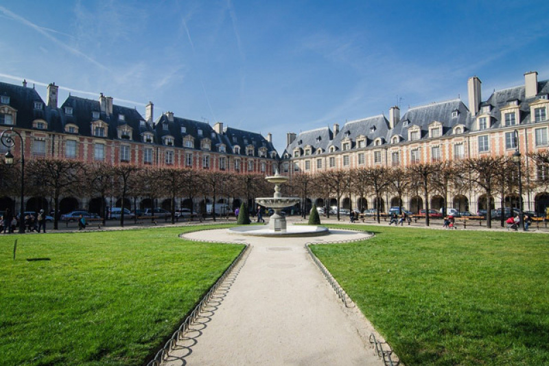 Place des Vosges fountain.