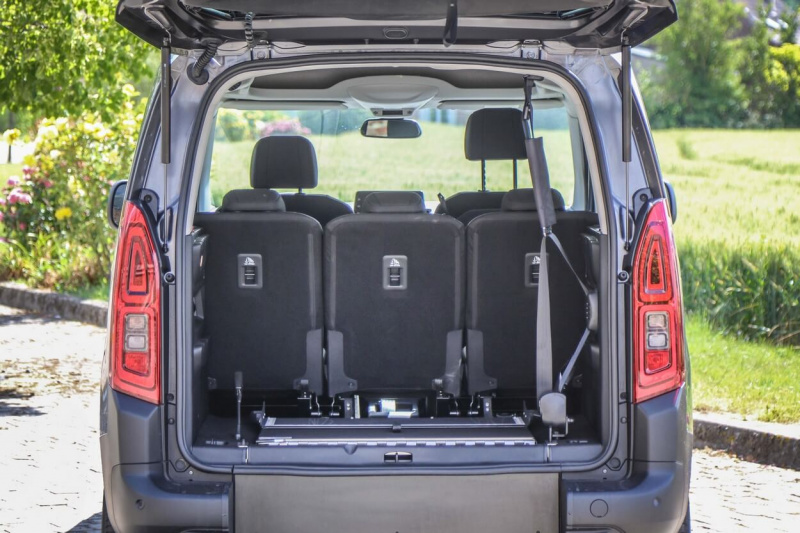 There is enough space for passengers to remain in their wheelchairs