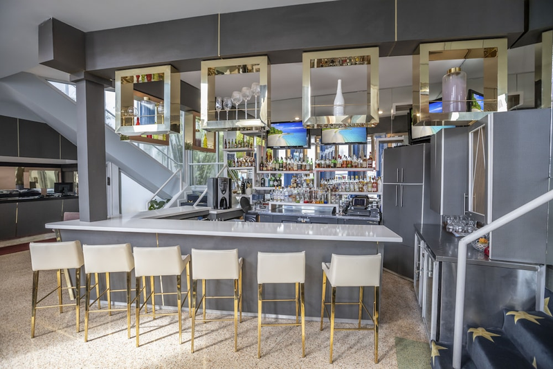 Lobby lounge