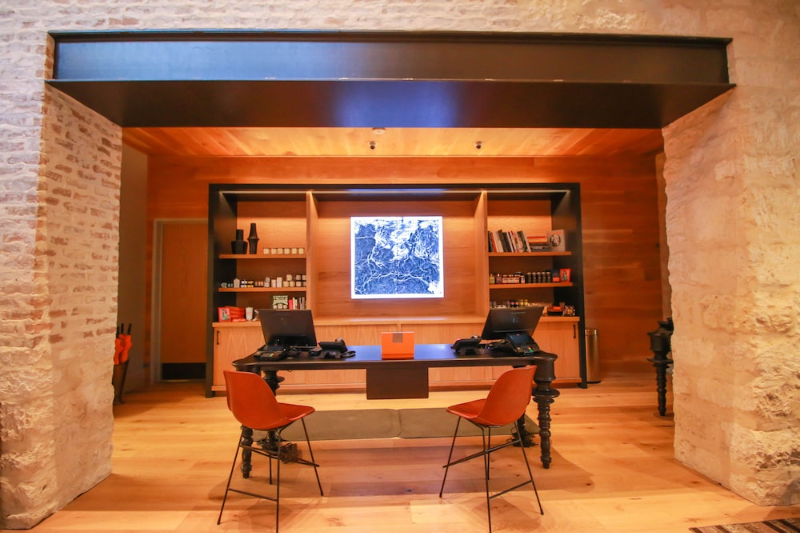 Check-in/check-out kiosk