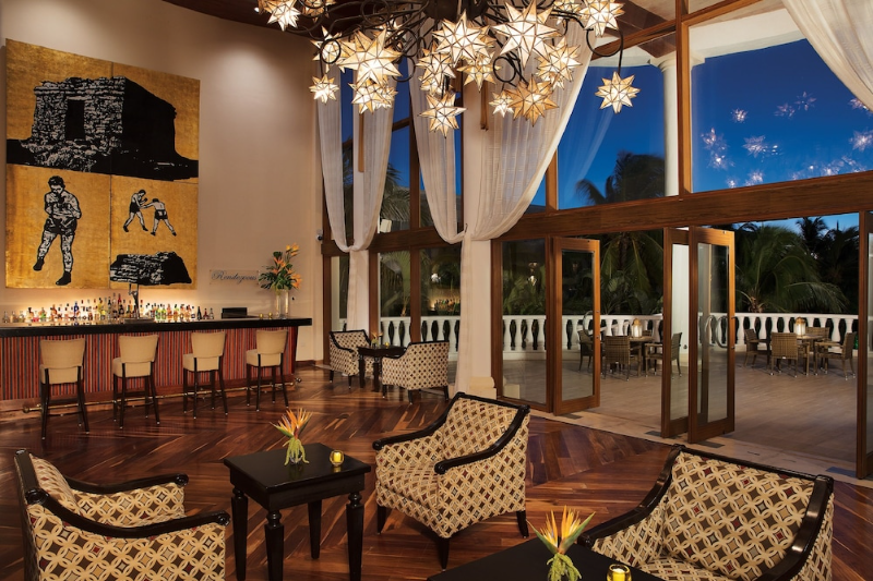 Lobby lounge
