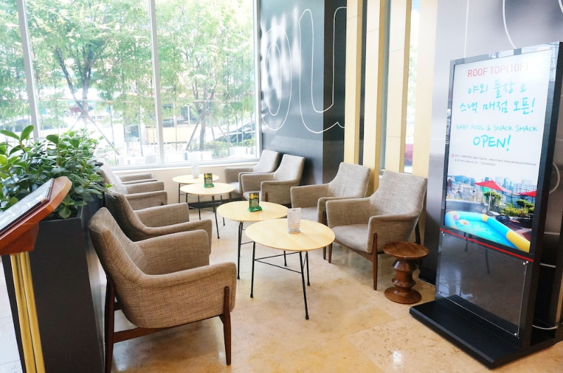 Lobby lounge