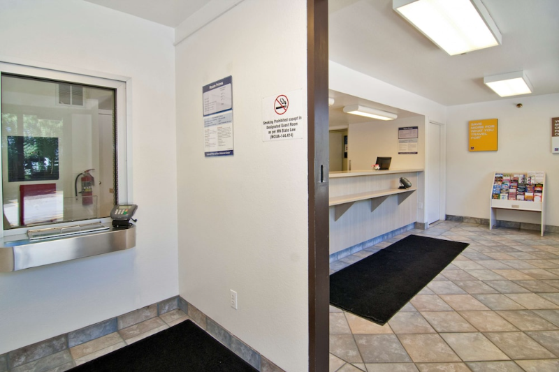 Check-in/check-out kiosk