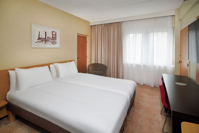 Novotel London West